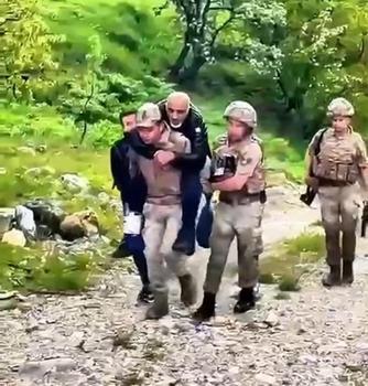 Ayağı burkulunca arazide mahsur kaldı, jandarma sırtında taşıyıp kurtardı