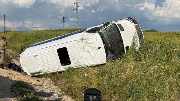 Diyarbakır'da yolcu minibüsü, şarampole devrildi: 19 yaralı