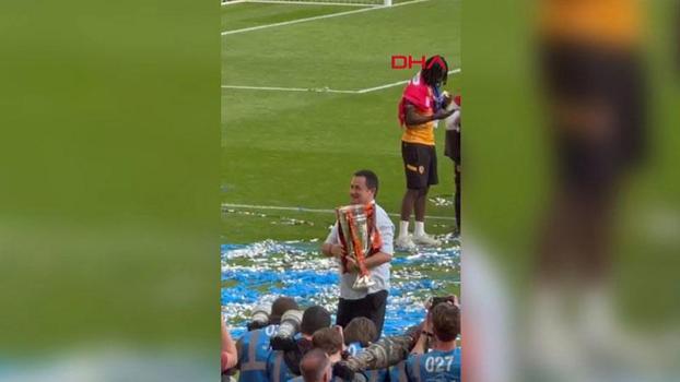 Acun Ilıcalı, Wembley’de Türk bayrağı açıp kupayı kaldırdı