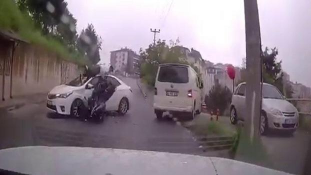 Otomobil ile motosikletin çarpıştığı kaza kamerada