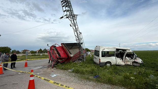 Aksaray'da servis minibüsü ile kamyonet çarpıştı: 5 yaralı