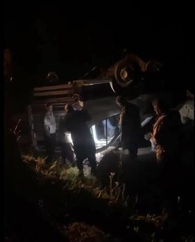 Küçükbaş hayvan yüklü kamyonet devrildi; 1'i ağır, 2 yaralı