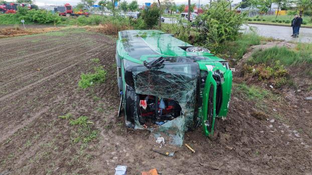 Çanakkale'de otobüs devrildi; 46 yaralı (2)