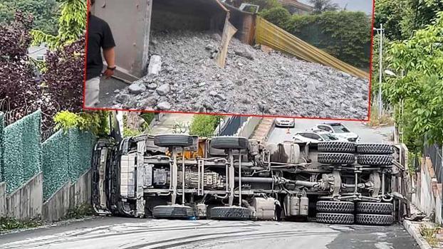 Sarıyer’de yokuşta kayan hafriyat kamyonu devrildi; molozlar yola döküldü