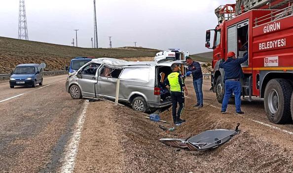 Sivas'ta minibüs devrildi: 1 ölü, 8 yaralı
