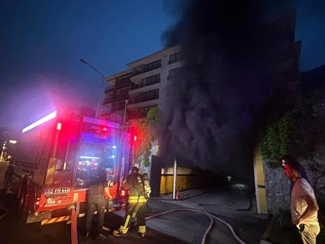Apartmanın kapalı otoparkında çıkan yangında 3 otomobil zarar gördü