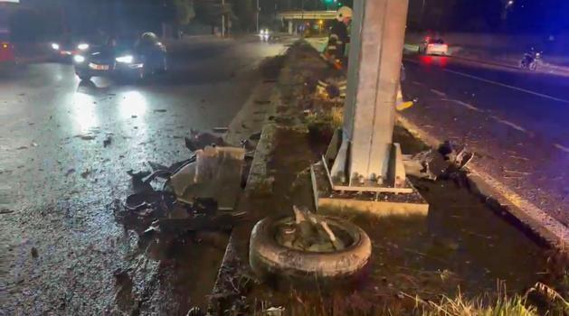 Refüje çarpan otomobilin sürücüsü yaralandı