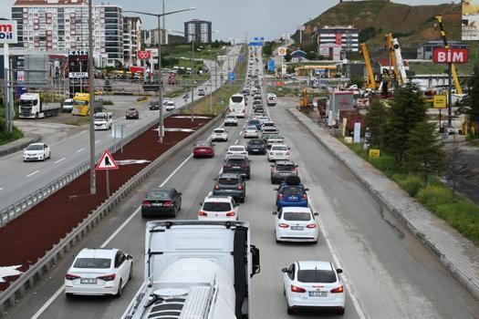 'Kilit kavşak' Kırıkkale'de, bayram trafiği yoğunluğu devam ediyor
