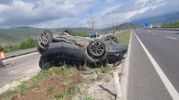 Takla atan otomobildeki anne ile oğlu yaralandı