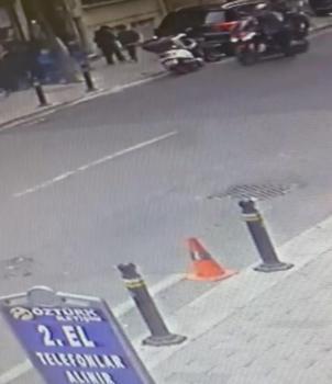 Şişli'de yolun karşısına geçen kişiye motosiklet çarptı; kaza kamerada