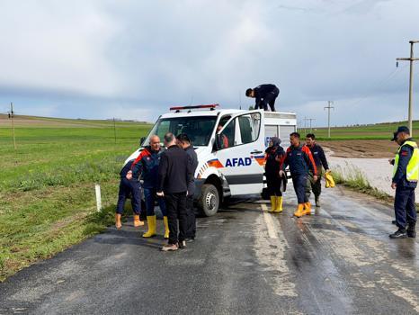 Kırşehir'de şiddetli sağanak; Tarım arazileri ve yollar göle döndü