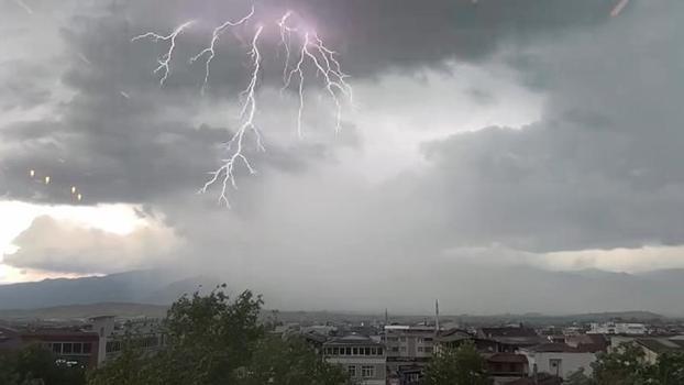 Tokat'ta peş peşe düşen yıldırımlar kameraya yansıdı