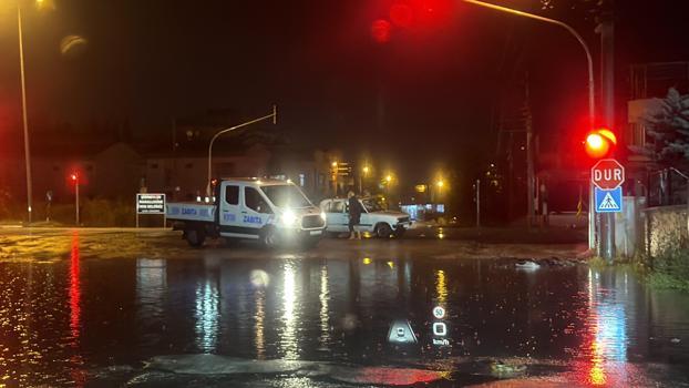 Osmaniye’de sağanak sele dönüştü, araçlar mahsur kaldı.