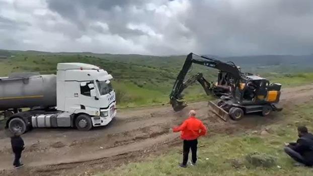 Bayram trafiğinden kaçıp orman yollarına giren sürücülerin araçları çamura saplandı