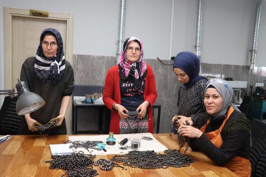 Oltu'nun 'kara kehribarına' kadın eli değdi