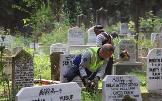 Bursa’da mezarlıklar bayrama hazır