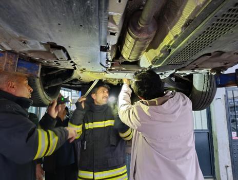 Otomobilin motor bölümüne giren kedi sanayide çıkarıldı