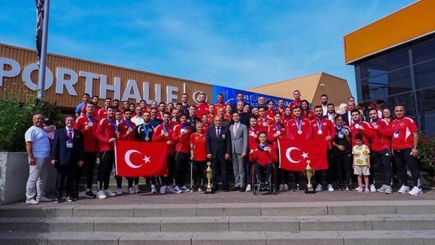 Bakan Bak’tan milli karatecilere tebrik