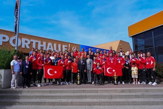 Bakan Bak’tan milli karatecilere tebrik