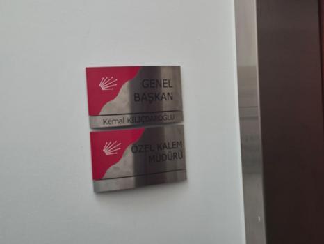 Kılıçdaoğlu'nun fotoğrafı genel merkeze tekrar asıldı