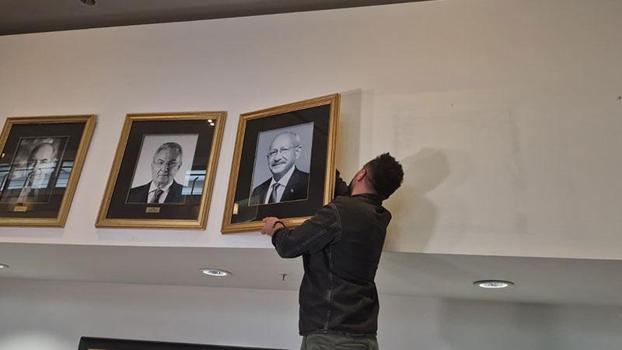 Kılıçdaroğlu'nun fotoğrafı genel merkeze tekrar asıldı