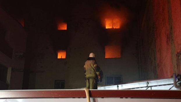 İzmir’de 5 katlı ayakkabı imalathanesinde çıkan yangın söndürüldü
