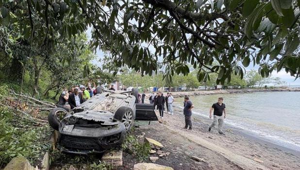 Kediye çarpmamak için sürücüsünün manevra yaptığı otomobil plaja devrildi; 2’si çocuk, 4 yaralı