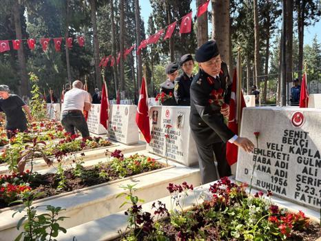 Mersin Şehitliğinde hüzünlü bayramlaşma