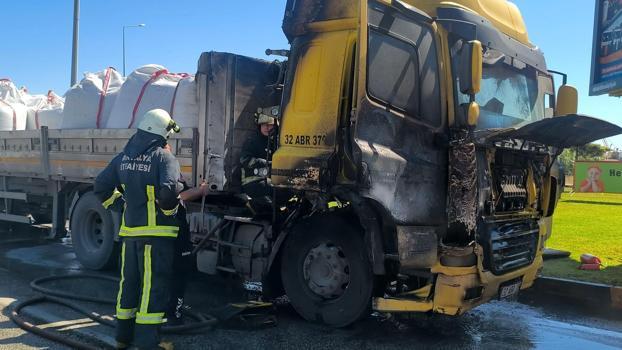 Kırmızı ışıkta bekleyen TIR alev aldı