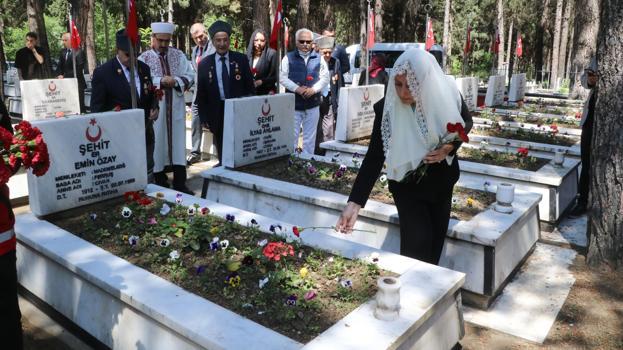 Vali Baydar Bilgihan ve protokol üyeleri şehitliği ziyaret etti