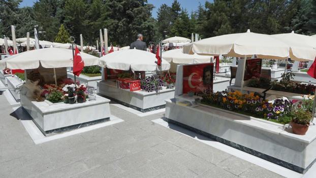 Ankara'da şehitliklerde arife yoğunluğu