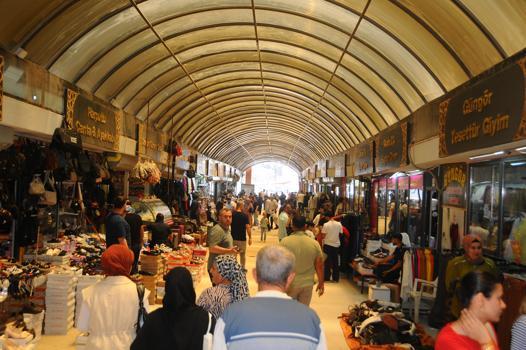 Hatay'da bayram alışverişi için vatandaşlar prefabrik olarak kurulan Uzun Çarşı’ya akın etti