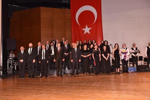 Doktor, hemşire ve hastane çalışanlarından Türk halk müziği konseri