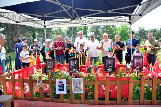 Okuldaki saldırıda ölen öğrencilerin aileleri mezarlıkta bir araya geldi