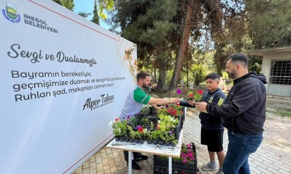 İnegöl Belediyesi bayram öncesi mezarlıklarda çiçek dağıttı