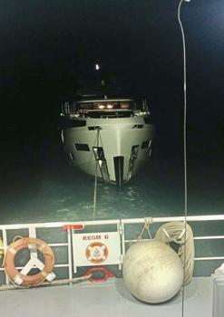 Çanakkale Boğazı'nda sürüklenen tekne kurtarıldı