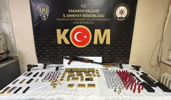 Sakarya'da iki ayrı evde yapılan aramada tabancalar, tüfek ve mühimmat ele geçirildi