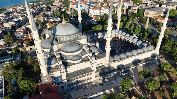 Sultanahmet Camii'nde bayram yoğunluğu havadan görüntülendi