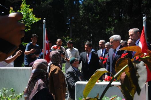 Hatay protokolünden şehitlik ziyareti