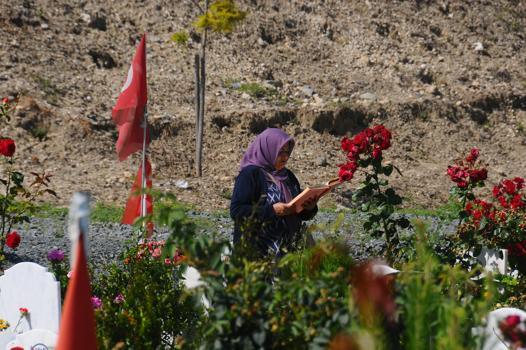 Hatay'da deprem şehitliğinde buruk bayram