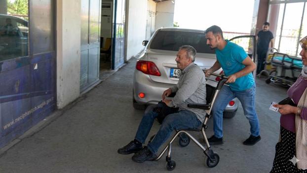 Kurbanlık boğanın boynuzuyla bacağından yaralandı, 60 dikiş atıldı