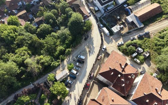 Mahallede 60 yıllık gelenek; bayramlaşma kuyruğu 1 kilometreyi geçti