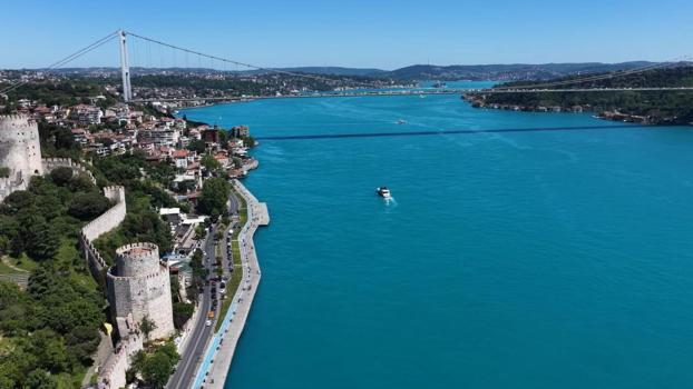 İstanbul Boğazı turkuaz renge büründü