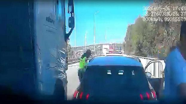 TIR’ın çarptığı uzman çavuş yaralandı; kaza kamerada