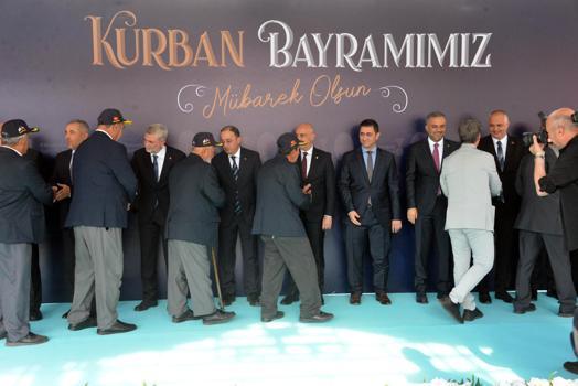 Kahramanmaraş protokolü vatandaşlarla bayramlaştı