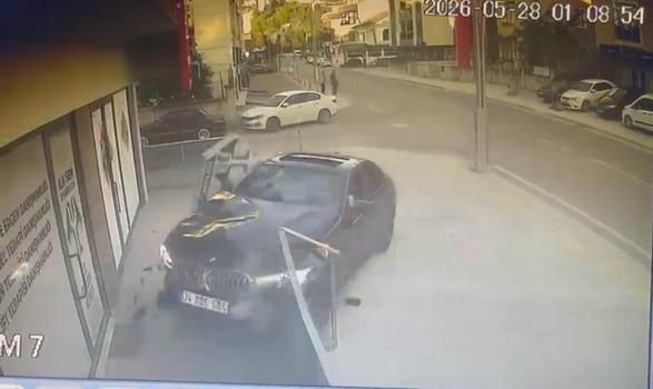 Otomobil iş yerine girdi; kaza anı kamerada