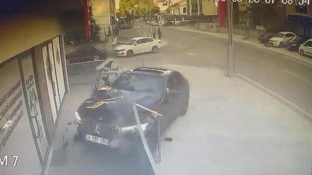 Otomobil iş yerine girdi; kaza anı kamerada