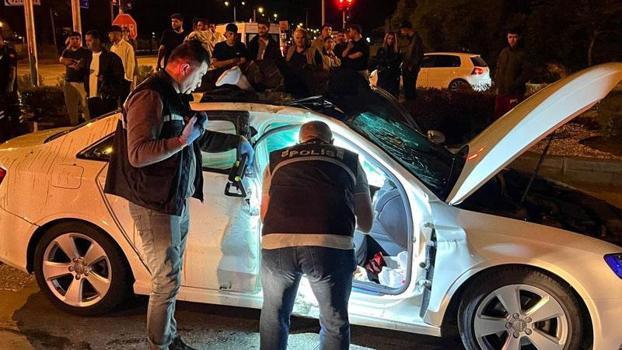 Motosikletle otomobil çarpıştı: 1 ölü, 3 yaralı