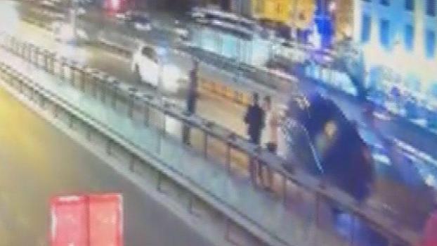 Avcılar'da arıza nedeniyle duran araca alkollü sürücünün kullandığı otomobil çarptı; 1'i ağır 4 yaralı
