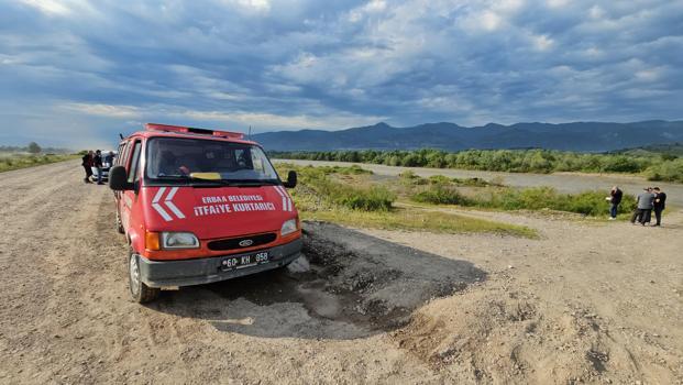 Kelkit Çayına düşen araçtaki 4 akrabadan 2'si kayboldu